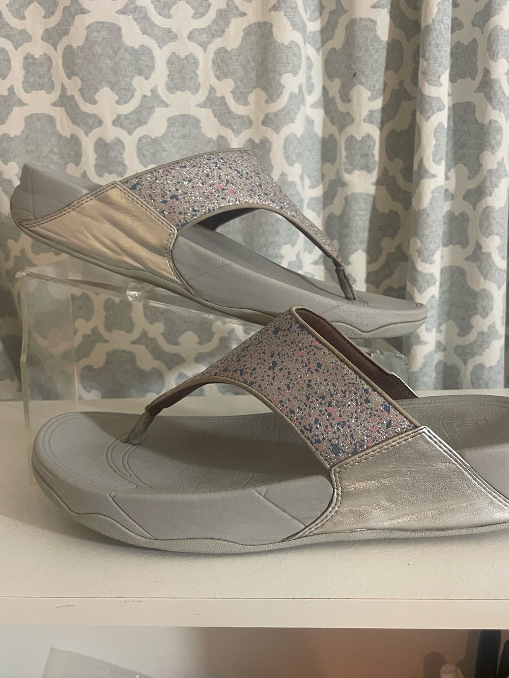 FitFlop Women’s Silver Glitter Thong Sandals – Comfortable Everyday Flip Flops